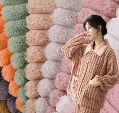 Tkanina od umjetnog krzna zeca u prugama